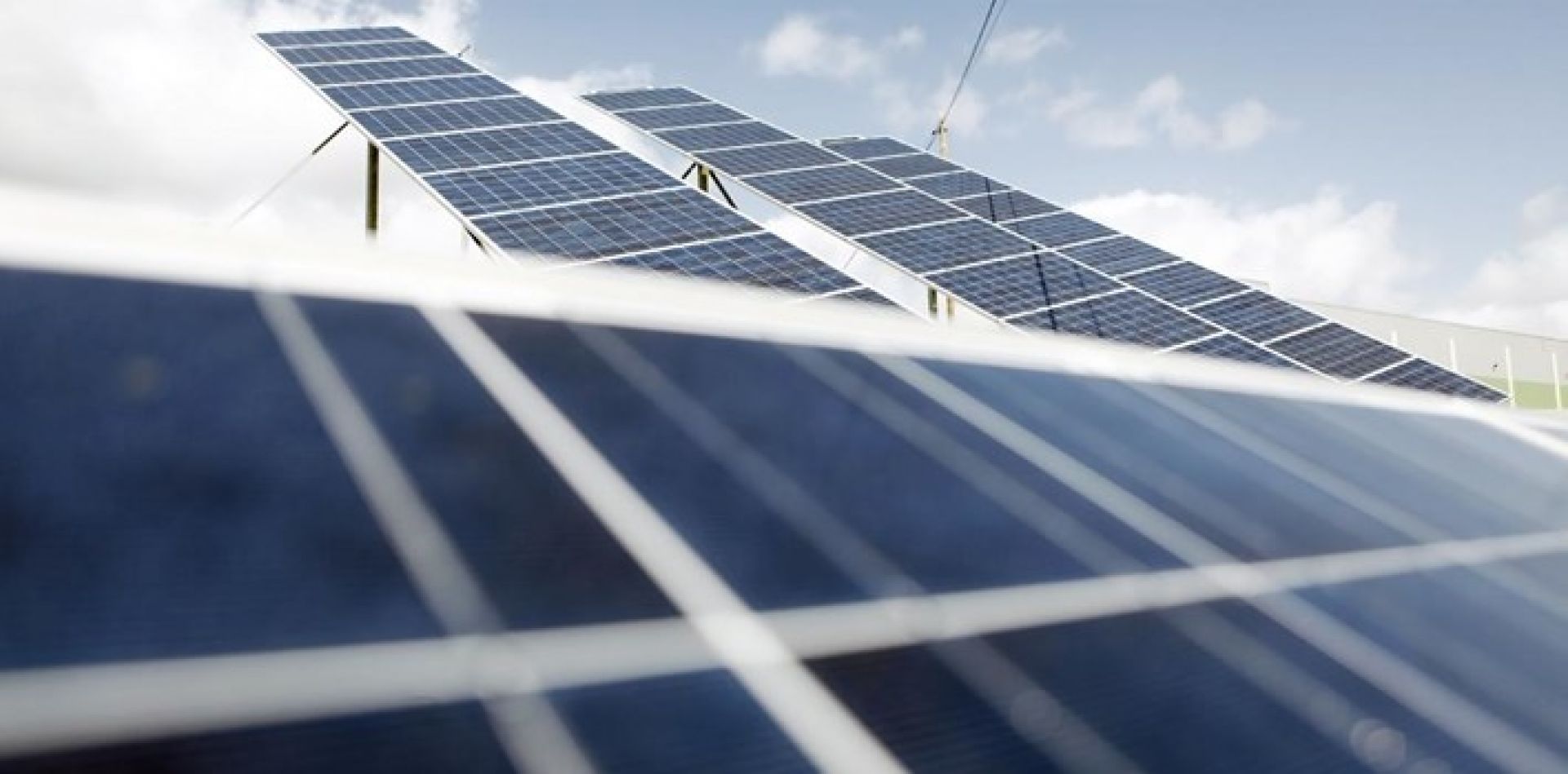 Taxas de registo para produzir energia solar caem para 30 euros